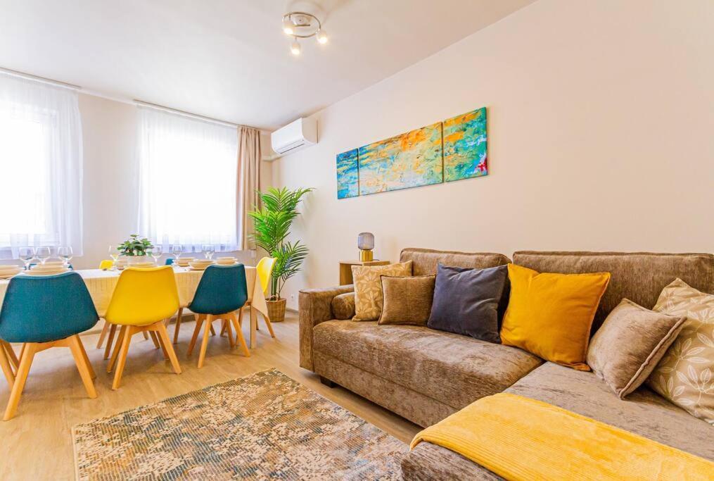 Roomy Apartment 80Sqm At City Center Free Parking Space, Ac & Balcony, Separate Ac In All Four Rooms Budapeste Exterior foto