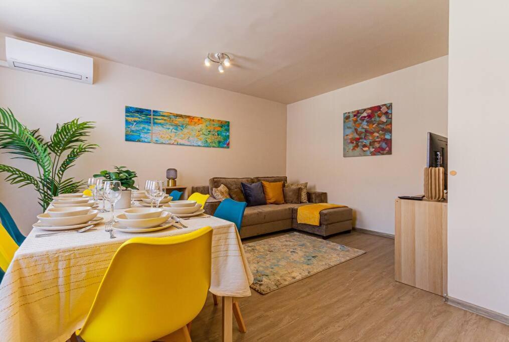 Roomy Apartment 80Sqm At City Center Free Parking Space, Ac & Balcony, Separate Ac In All Four Rooms Budapeste Exterior foto