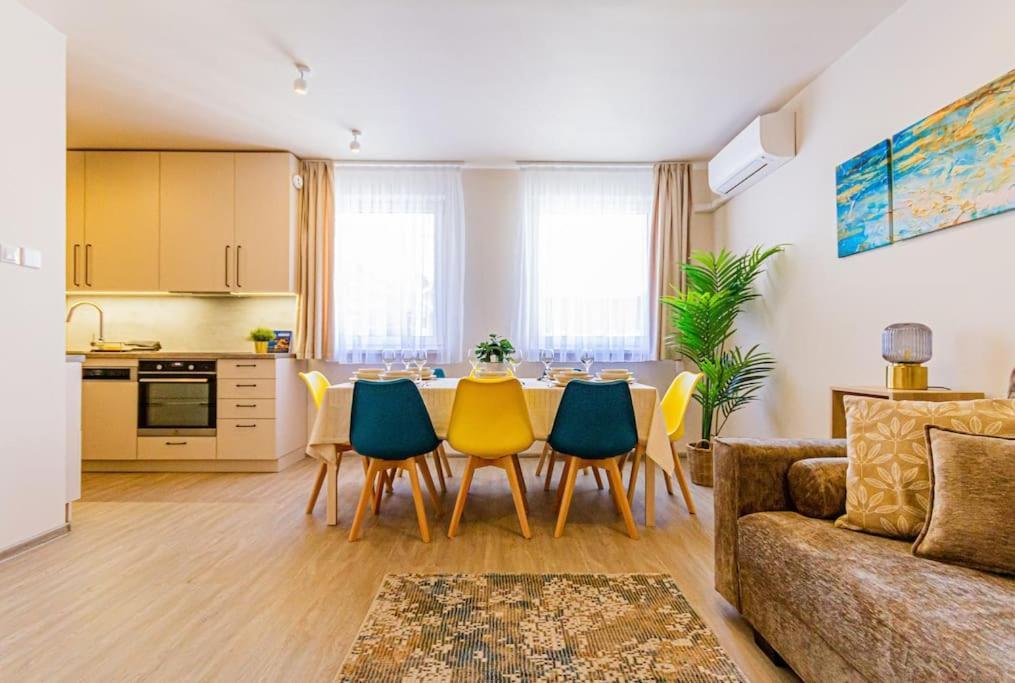 Roomy Apartment 80Sqm At City Center Free Parking Space, Ac & Balcony, Separate Ac In All Four Rooms Budapeste Exterior foto