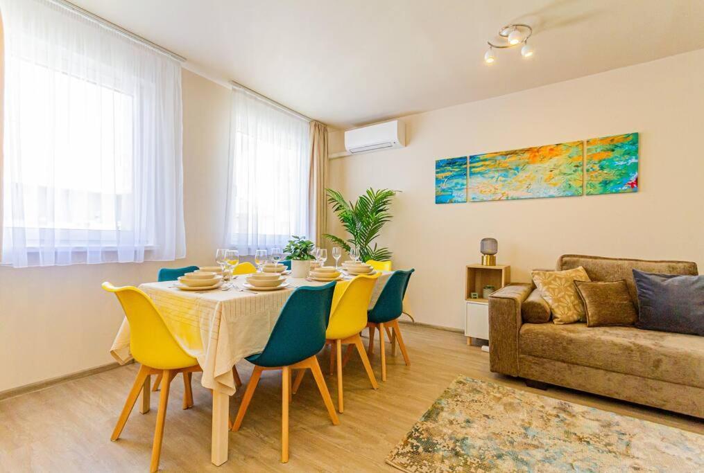 Roomy Apartment 80Sqm At City Center Free Parking Space, Ac & Balcony, Separate Ac In All Four Rooms Budapeste Exterior foto